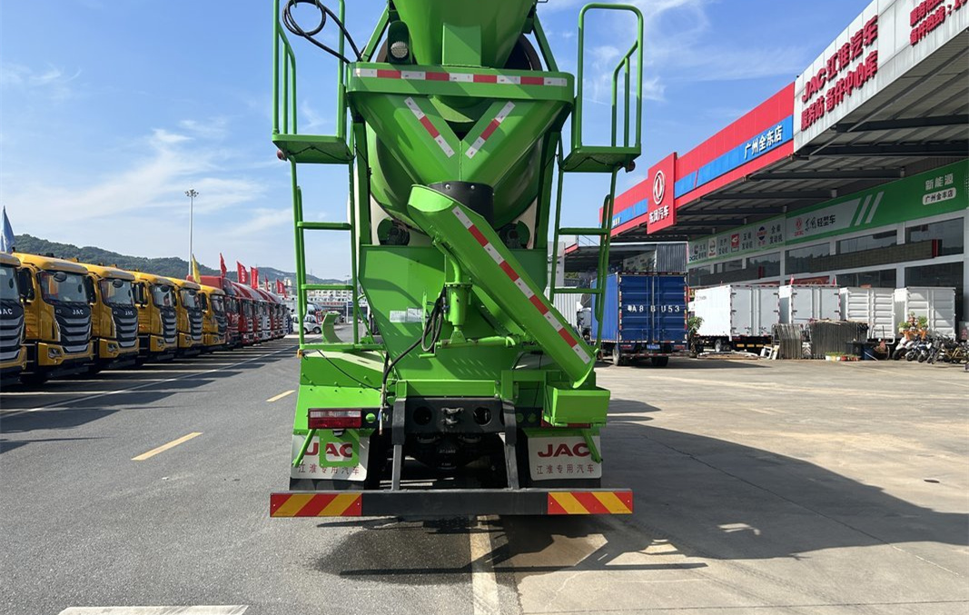Jianghuai Geerfa K5W Cement Mixing Truck 350 Horsepower 8X4 Concrete Cement Mixer