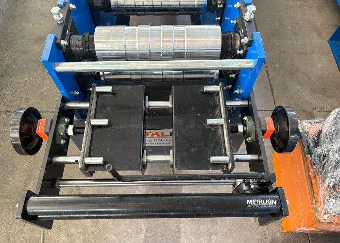 Self Lock Embossed Roofing Panel Roll Forming Machine With Chain Drive Safety Cover