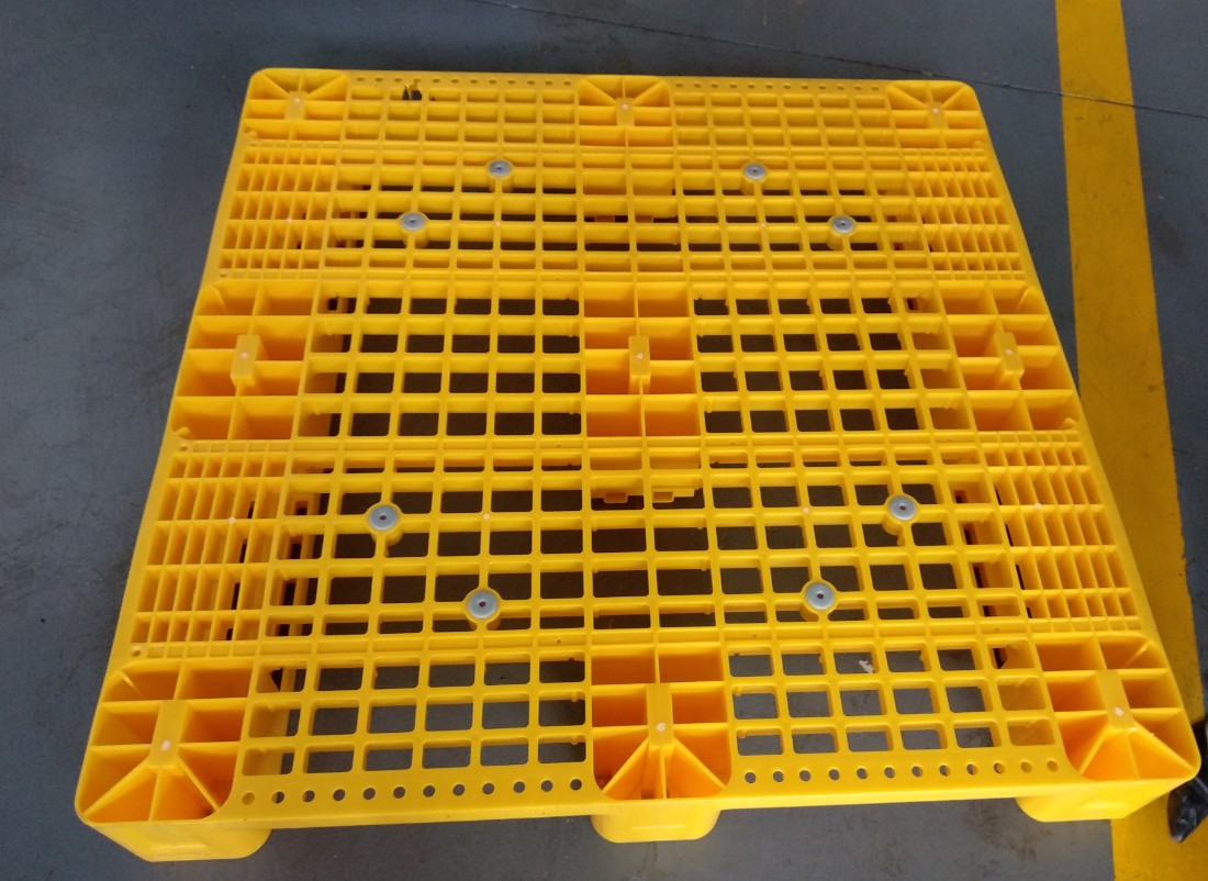 Heavy duty cheap pallet yellow color plastic pallet of 1140x1140 size pallet racking