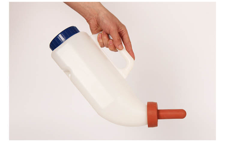 2L PE Calf Feeder Calf Milk Bottle With Teat Crosscut Handheld Bottle