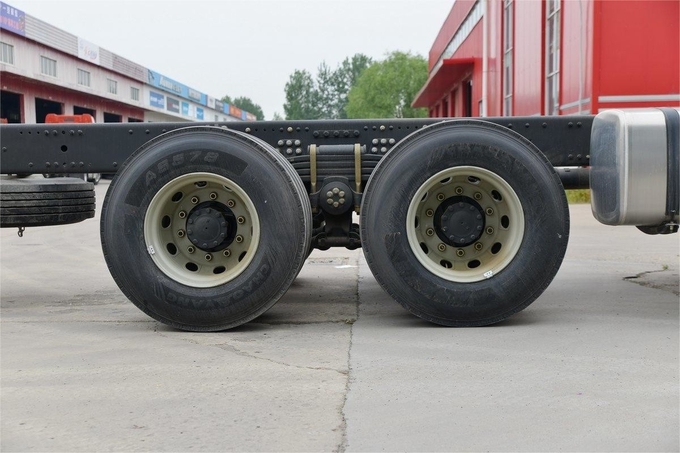 FAW Jiefang Heavy Truck High Top 10-Speed ​​Diesel 8X4 320HP 9.5m Railings Carry Truck Chassis