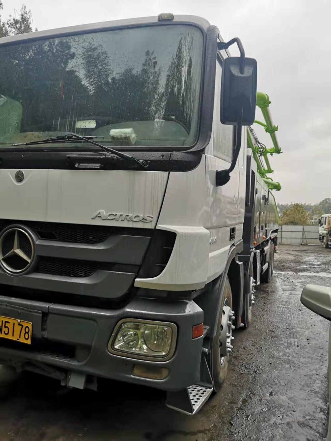 Batching Plate Track Mounted Pump Zoomlion 52meter 5 Boom Section Truck