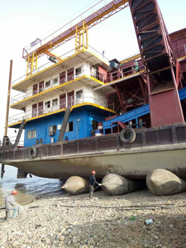 Flexible Black Heavy Lifting Airbag For Safe Ship Launching And Docking