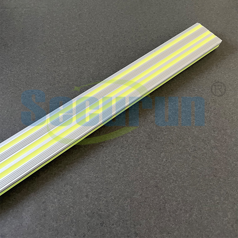 L Shape Photoluminescent Anti Slip Stair Nosing 8+ Hours Glow In The Dark Carton Packaging