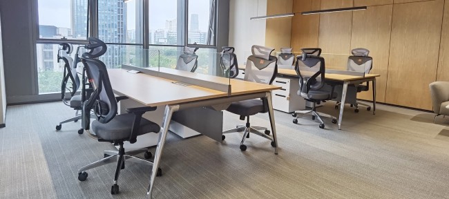 High Back Vida Swivel Office Chairs Backrest Frame Shape With Adjustable Arms