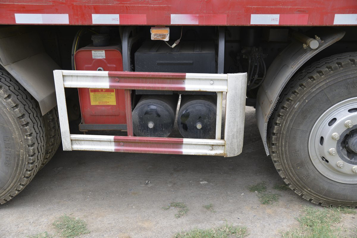 SX3315 Shaanxi Dump Truck Xuande X6 10-Speed 270 Horsepower 8X4 6.8 Meters Rear Flip-Up Dump Truck