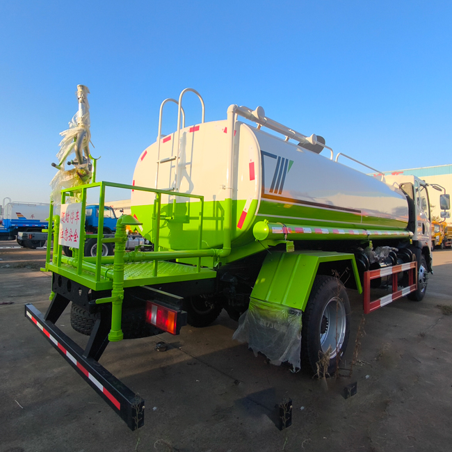 Factory Directly Export HOWO 4X2 8000 Lliters Water Bowser Truck With Large Water Pump