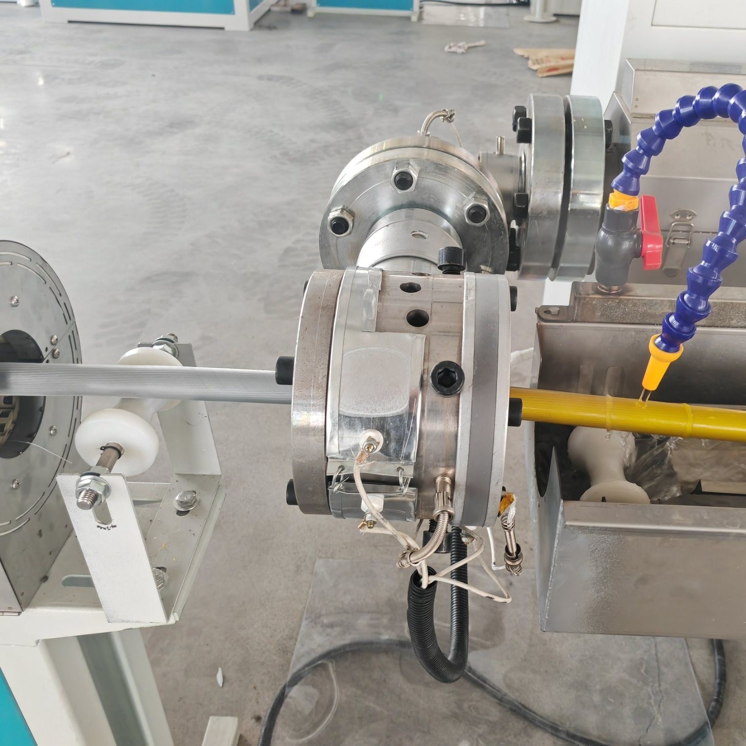 6-50mm Diameter Range PVC Fibre Reinforced Pipe Making Machine 20-110kg/h Output 35-65kw Installation Power