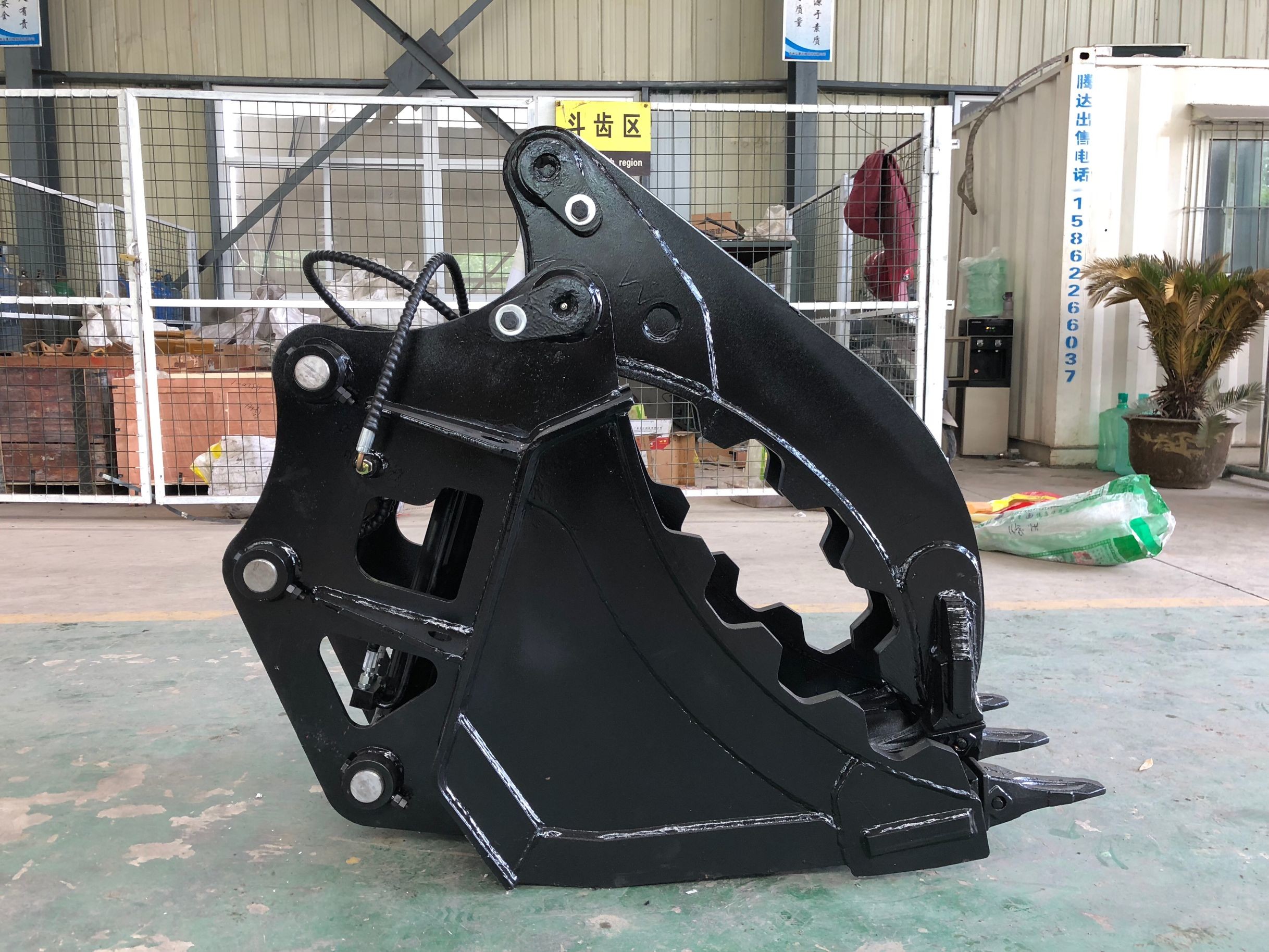 Q355B Powder Coated Excavator Thumb Bucket Multi Functional Pin On Type