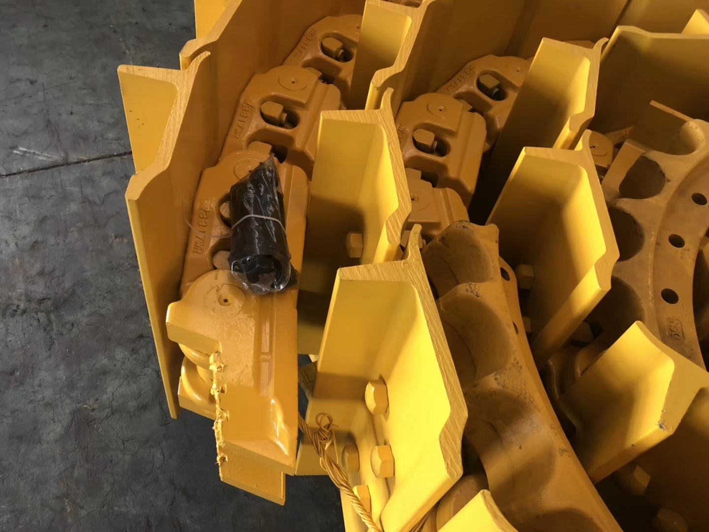 Sale TS160L Dozer Track Link Assy Rubber Track Shoe Assembly in Black or Yellow