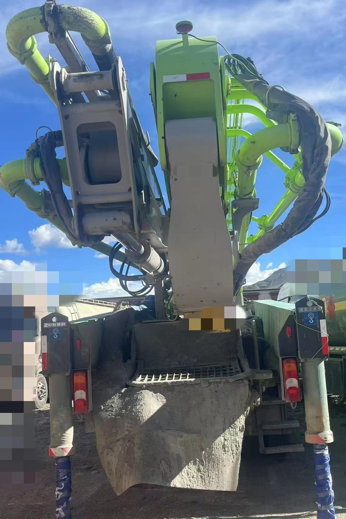 Zoomlion concrete pump truck with 59-meter long boom is equipped with Mercedes-Benz chassis