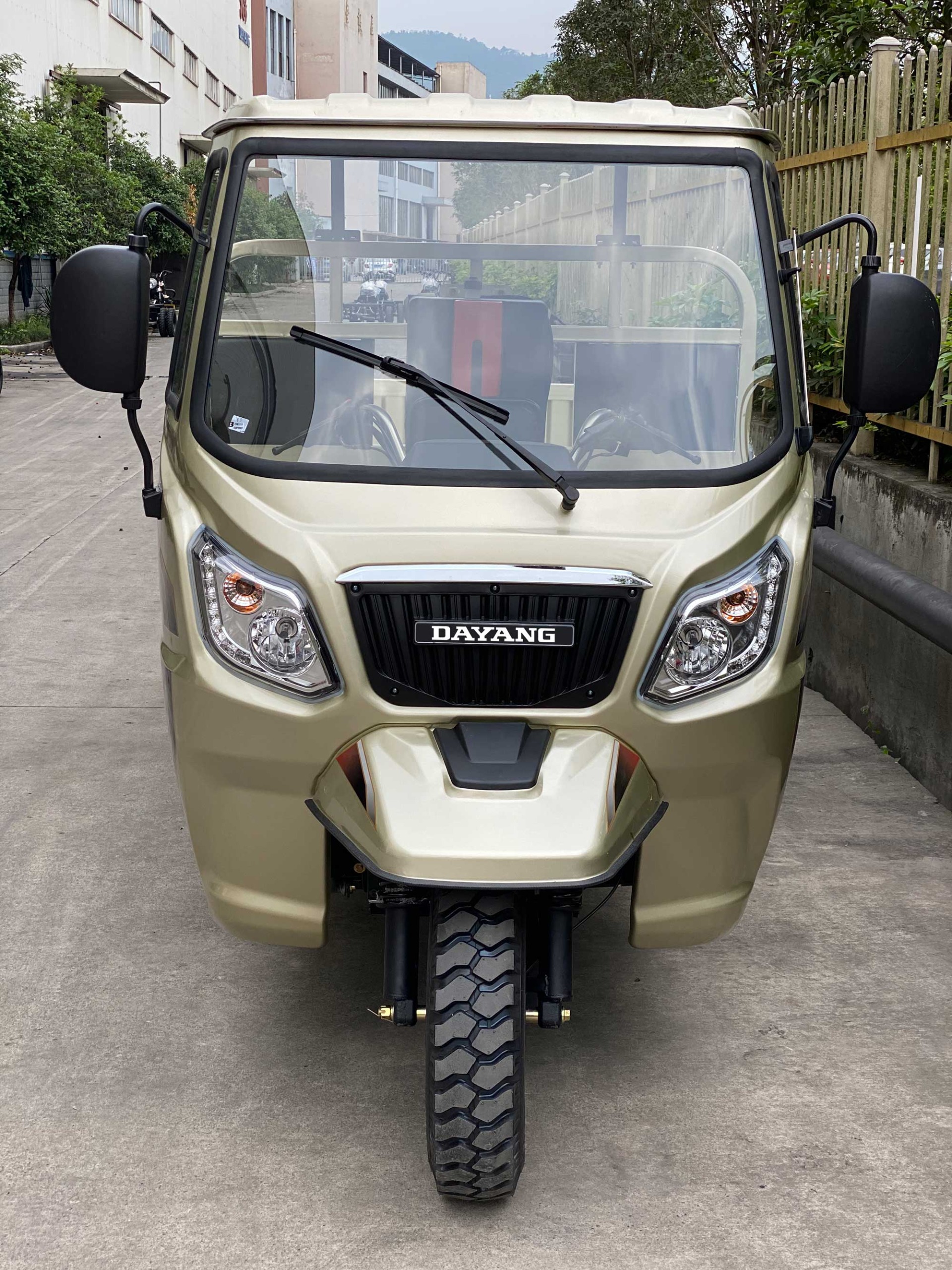 168 Full Floating Rear-Axle Gasoline Motorized Tricycles for Semi Cabin Cargo in Tunisia