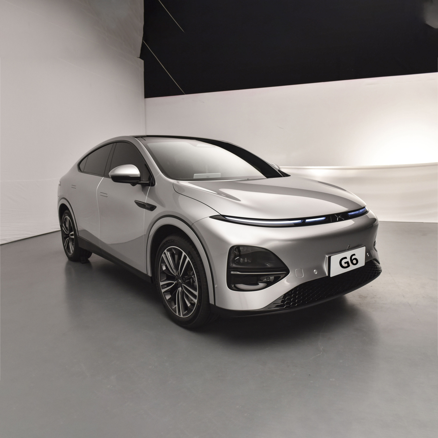 s Popular Xpeng G6 5-Door 5-Seat Medium-Sized SUV Pure Electric and Design with Max Speed 180km/h