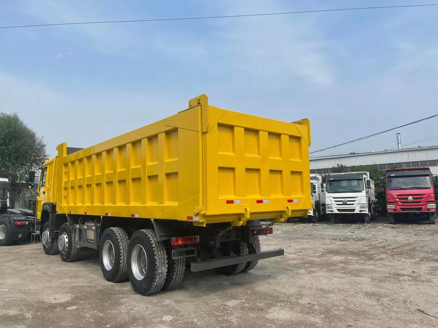 420hp Used Sinotruk Dump Truck Red Color Manual Transmission construction companies