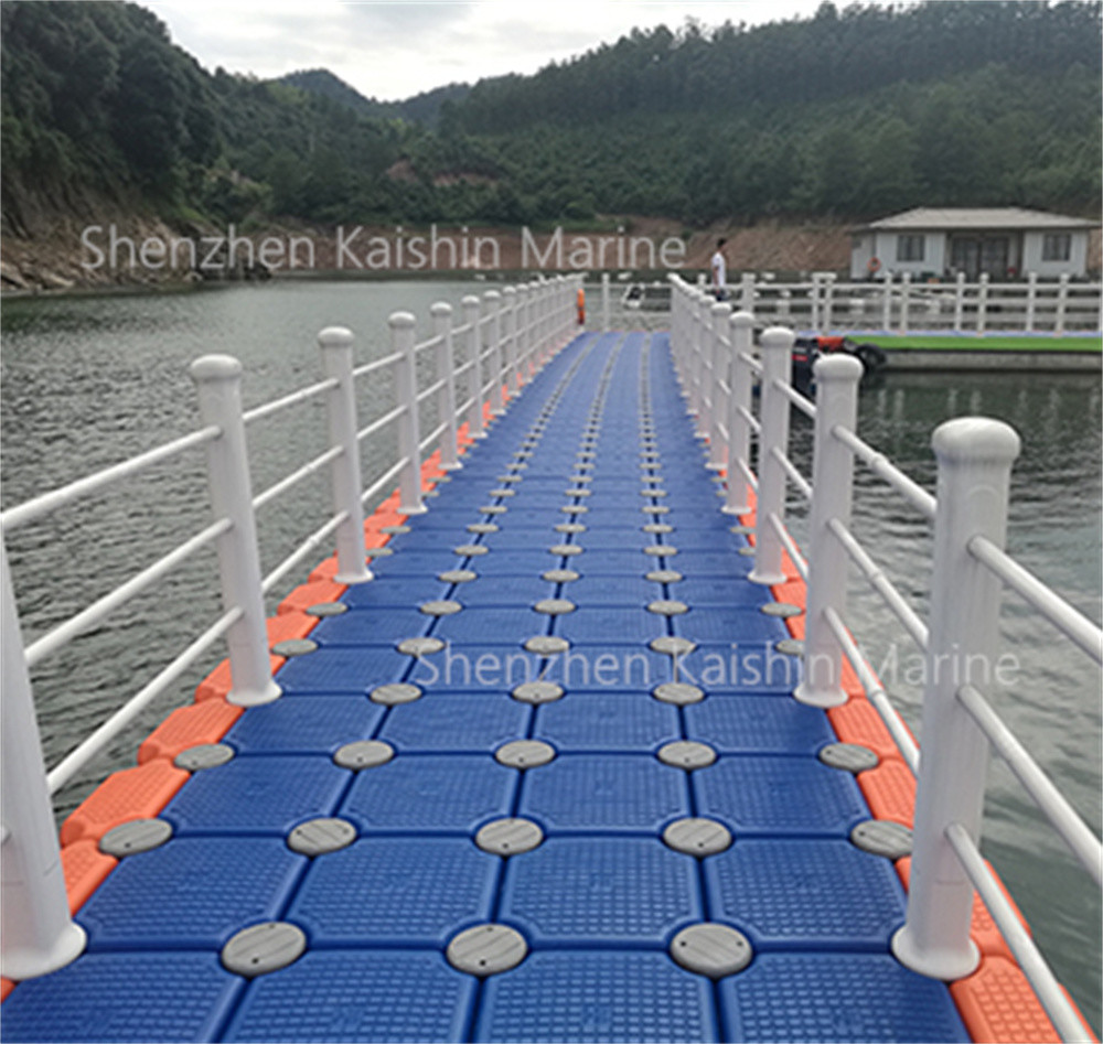 Durable Modular Floating Dock HDPE Jet Ski Floating Cubes With Bolts And Pontoon Accessories