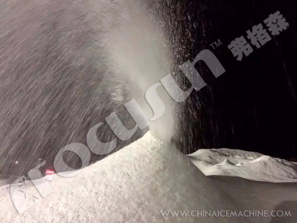 600KG Ice Storage Capacity Snow Machine for Christmas Preparation in Snow Theme Park