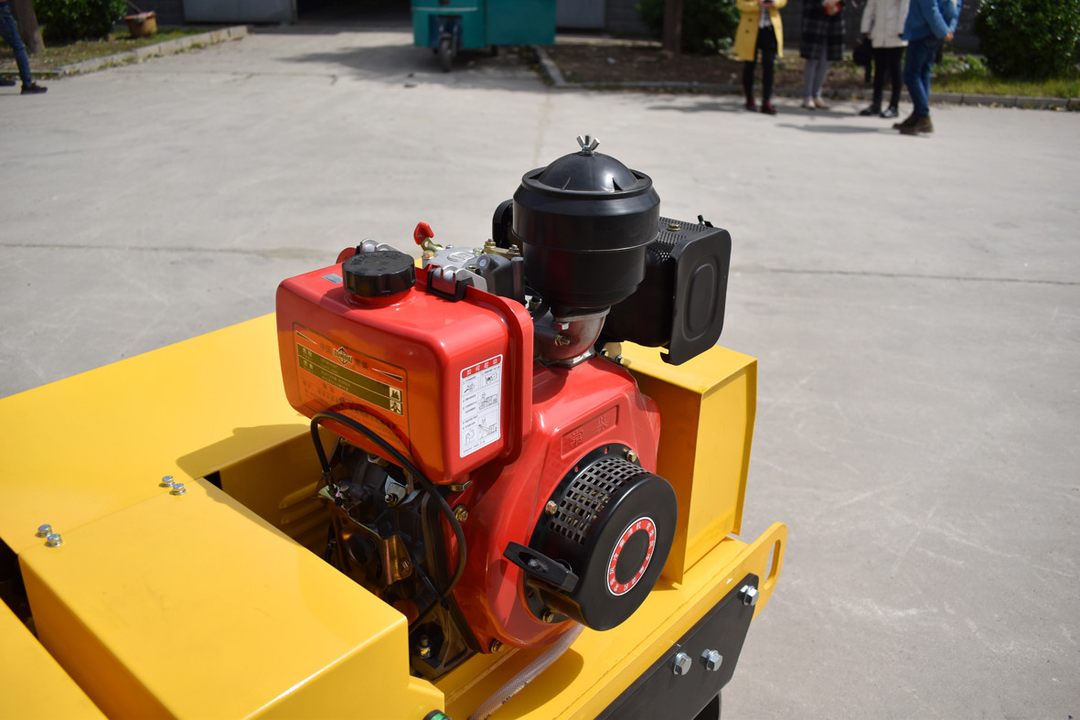 Dynamic Small Vibrating 5.9L Manual Road Roller Machine