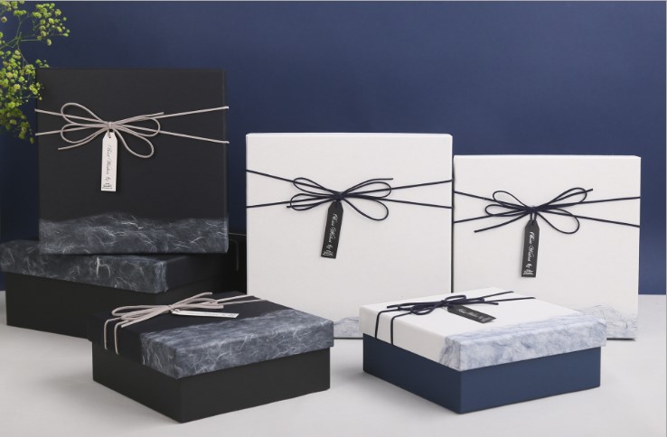 Flat Pack Christmas Gift Boxes Recycled White Cardboard Materials With Ribbon