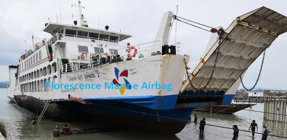 Big Carrying Capacity Marine Rubber Airbag , Boat Recovery Airbags Small Size While Deflated