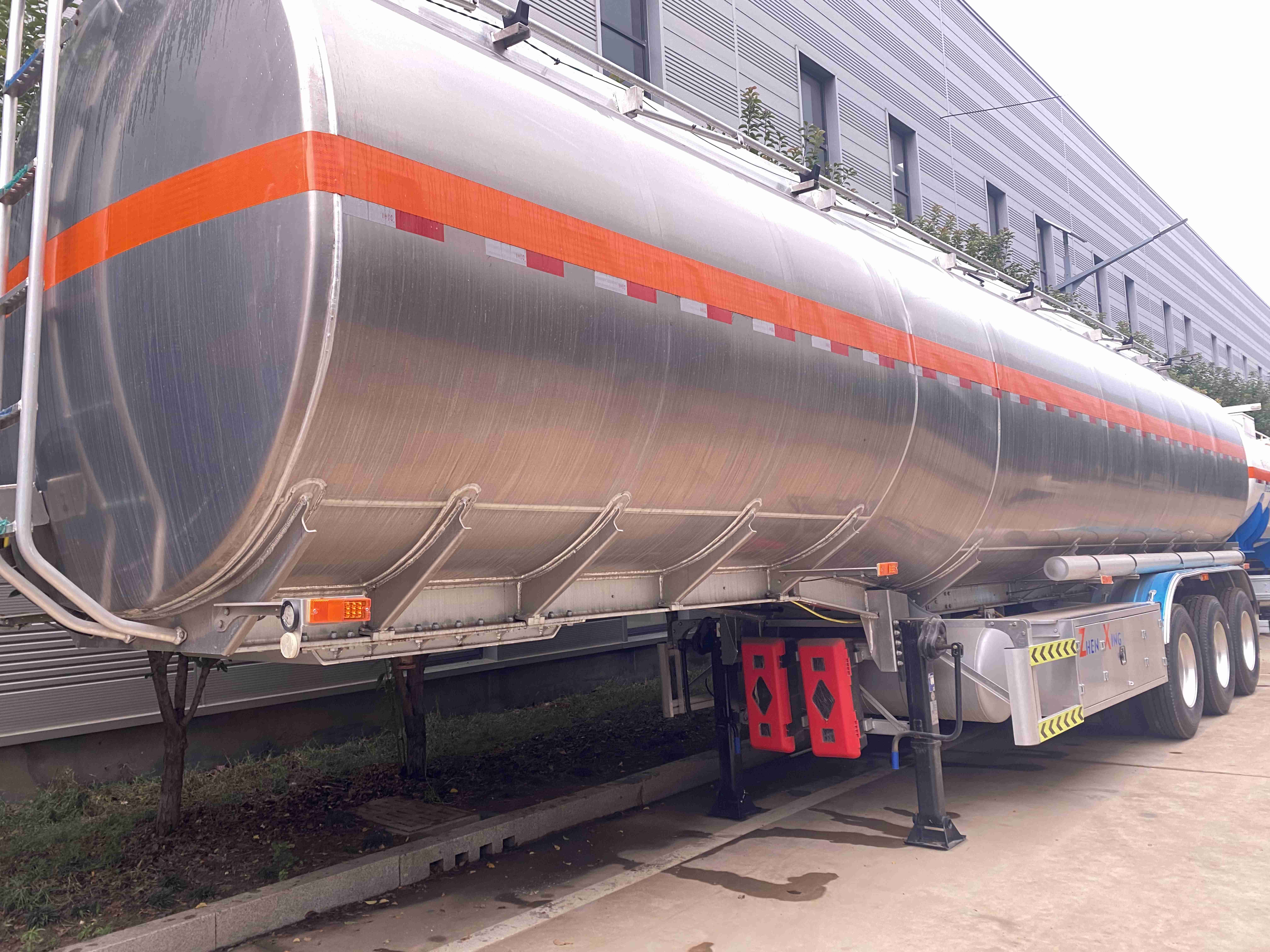 CIMC used manufactures high-quality three-axle liquid tank cars with a maximum load capacity of 60000L