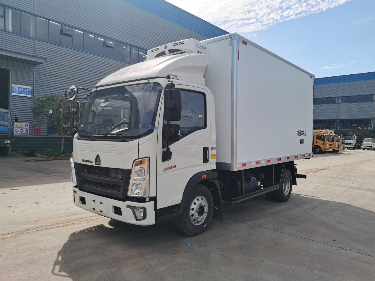 HOWO 4*2 Refrigerated Box Truck Meat And Chicken Box Fridge Van