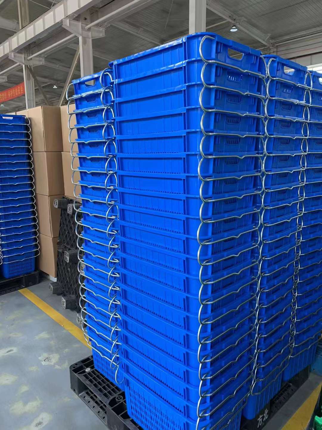 Customized Color Mesh Style Plastic Logistic Distribution Basket with Side Metal Handle