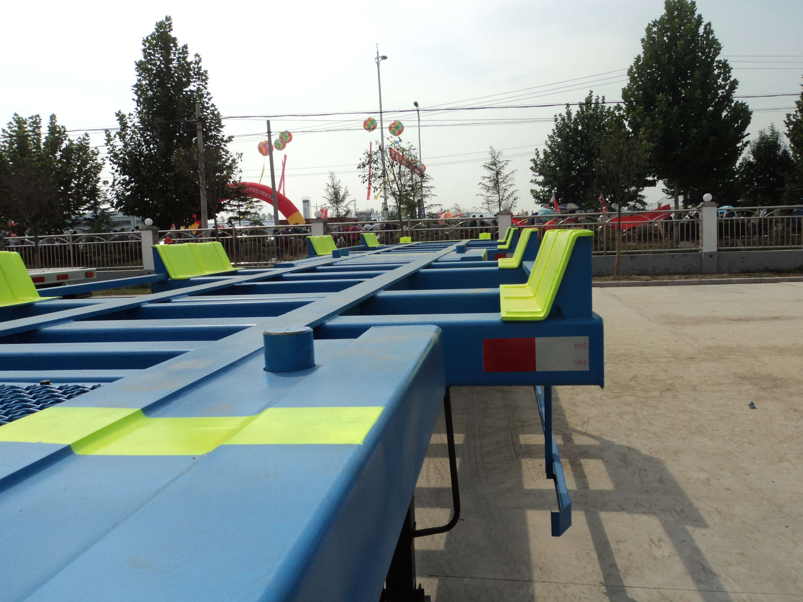 Customers Optional 3 Axle Terminal Port Skeleton Container Transport Truck Semi Trailer