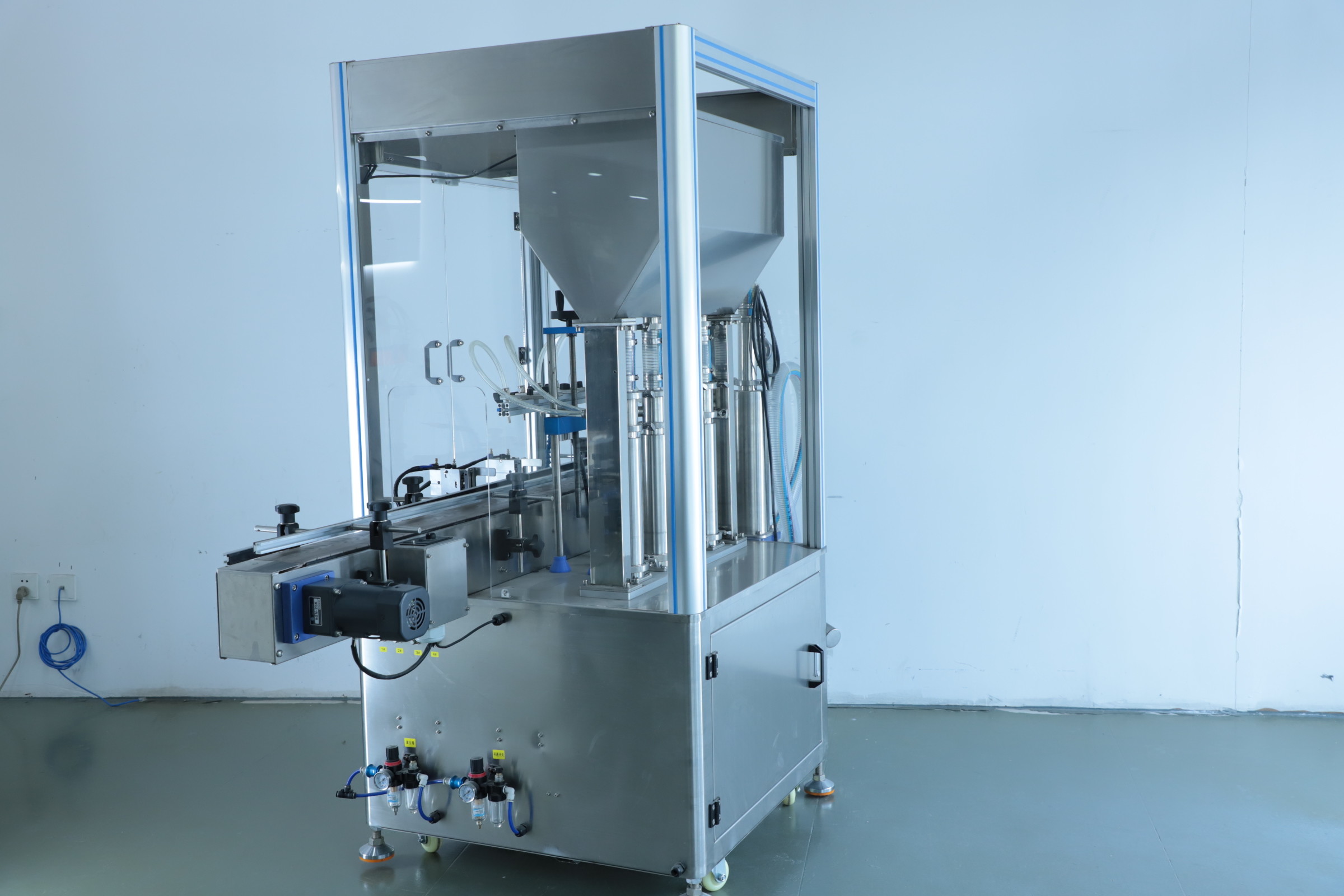 High Speed 2.2KW Cosmetic Liquid Filling Machine PLC Control