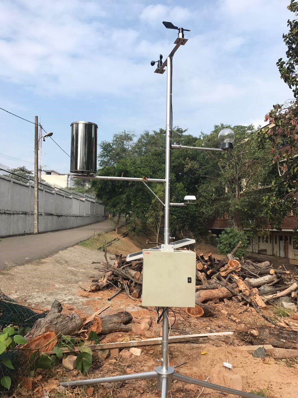 10C-50C Metal Tipping Bucket Rain Gauge with ±≤ 4% Accuracy and User-Friendly Design