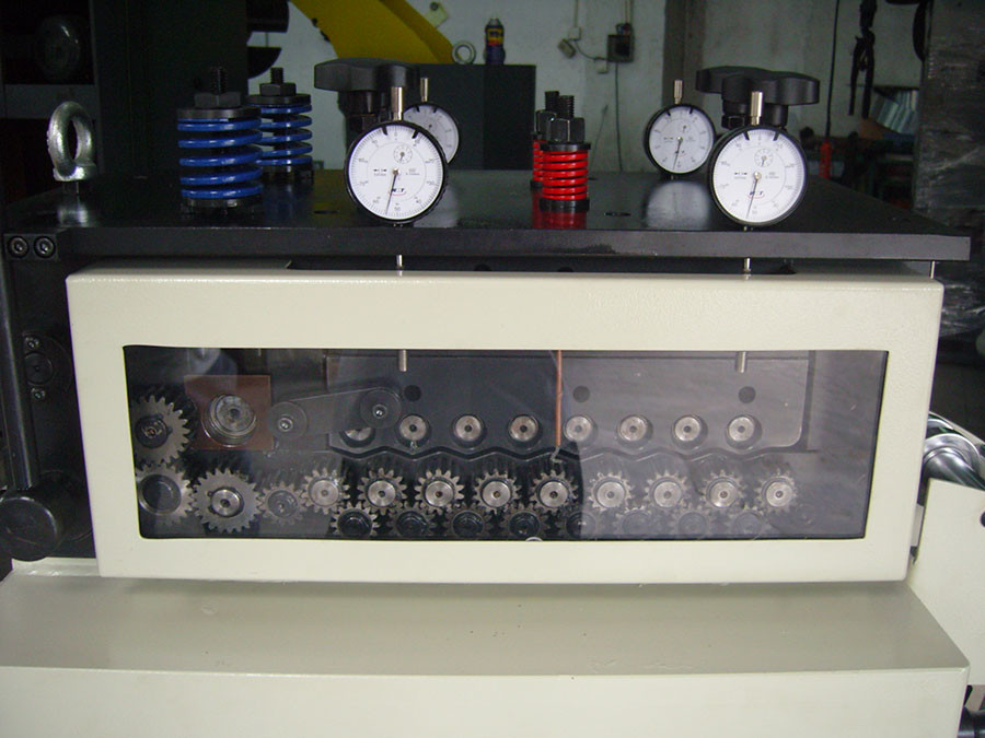 Geared Motor Driven NC Plate Leveling Machine For Straighten Aluminum Processing