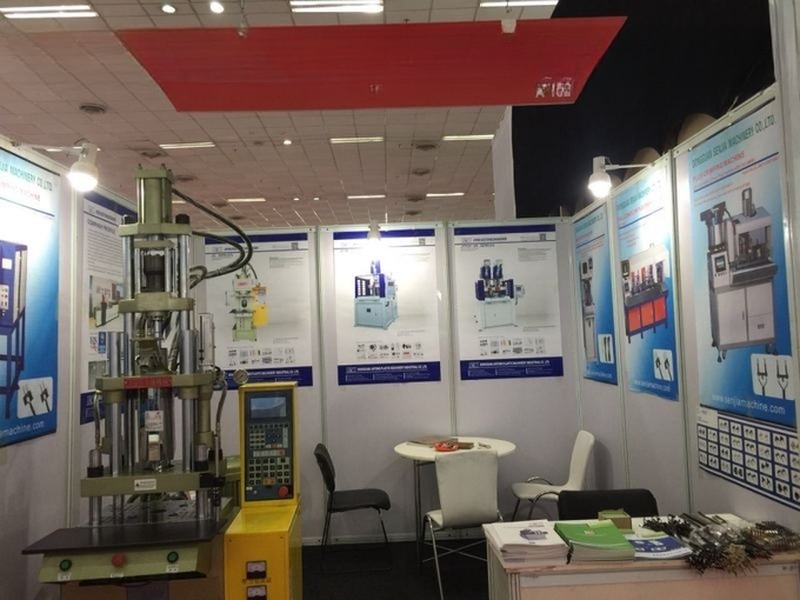 Rotary Table Vertical 160 Ton Injection Moulding Machine JTT-1600R