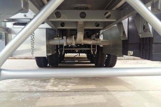 New SINOTRUK Carbon Steel 60 Cfm Oil Tank Semi Flatbed Trailers For Oil Fuel Transport