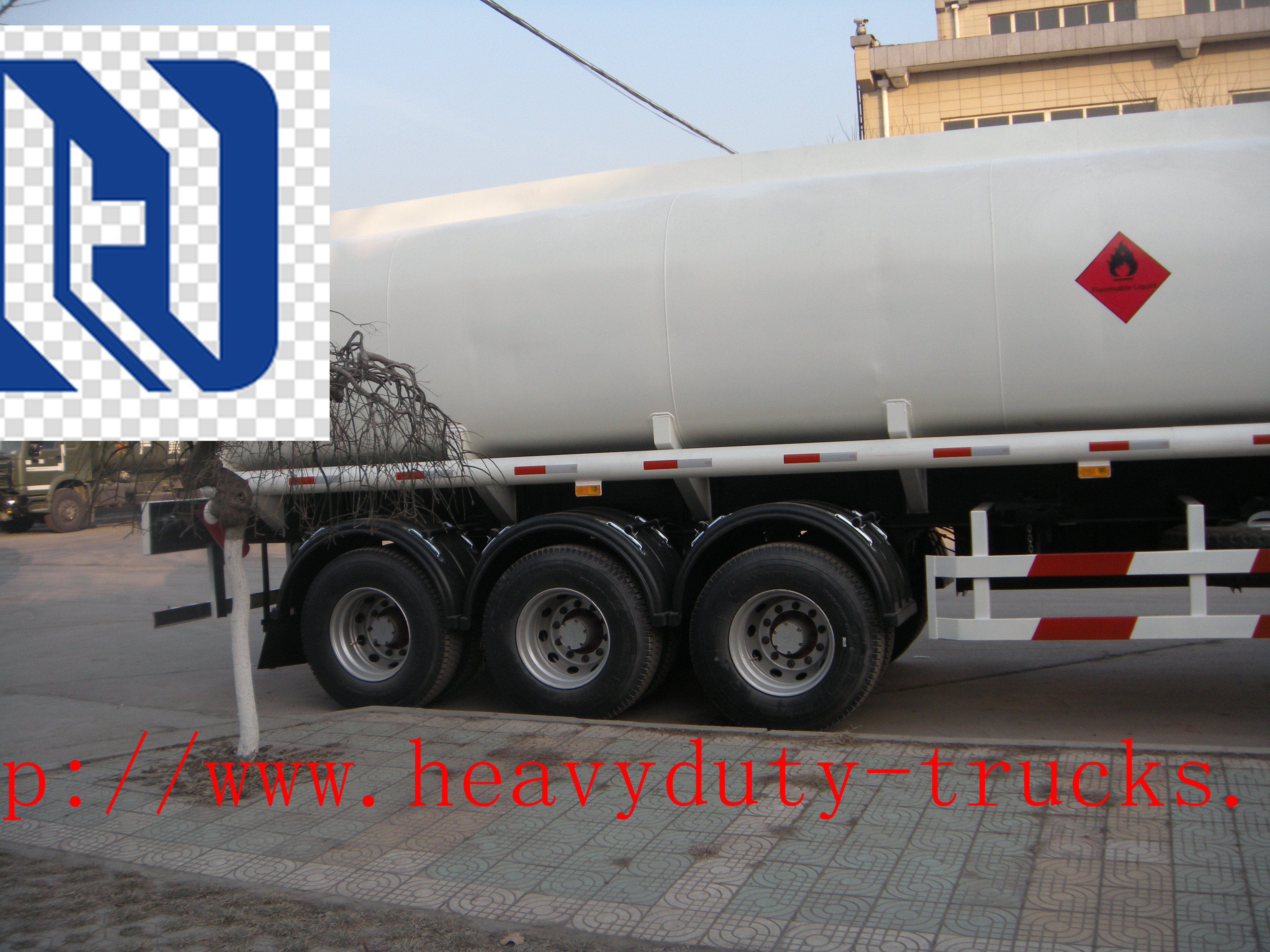 White HOWO 2300L Tank Trailer Trucks , 42 m³ Diesel Semi Trailer Truck