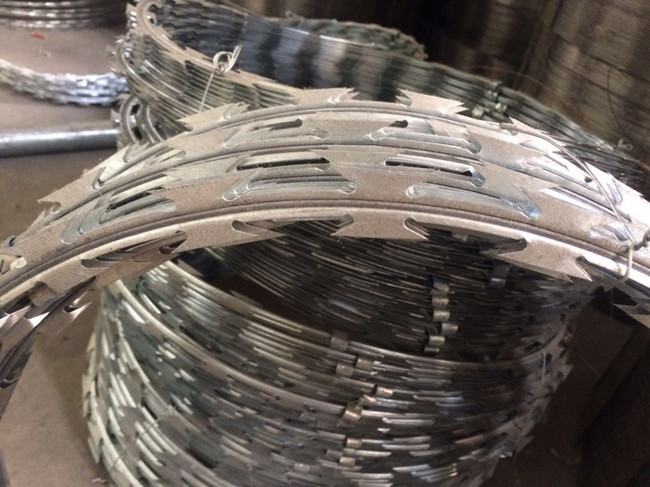 2.5mm SS430 Stainless Steel Razor Wire HBGB Anti Corrosion Ribbon Fence