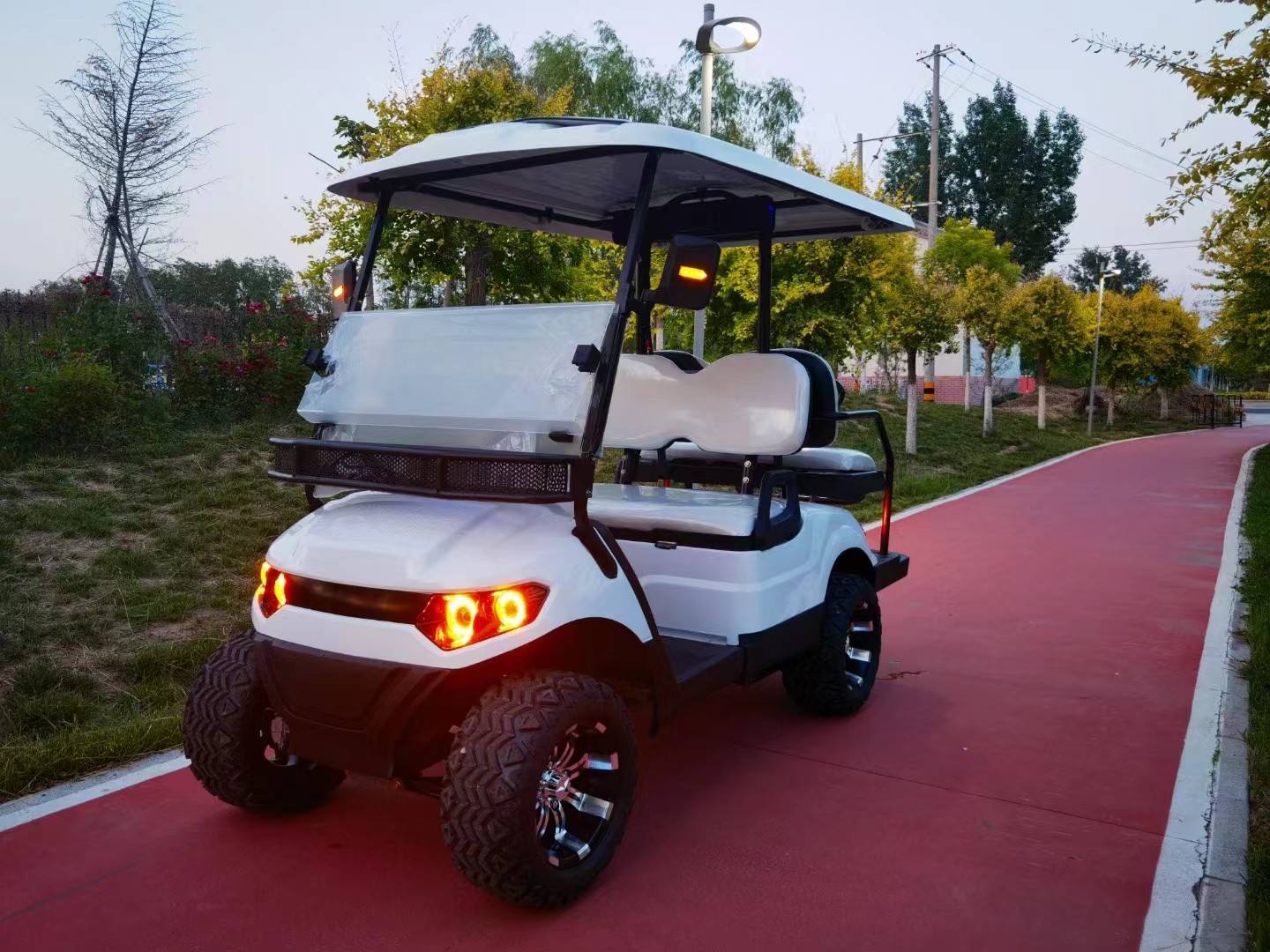 White Color 4 Seater Golf Cart Wheelbase 1630mm AC Motor 3.5 KW Ground Clearance 180mm