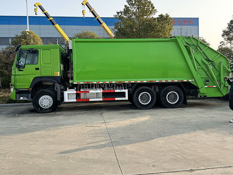 HOWO 6x4 Garbage Truck Compactor Euro 2 Waste Disposal Garbage Rear Loader Truck Green Diesel Model New