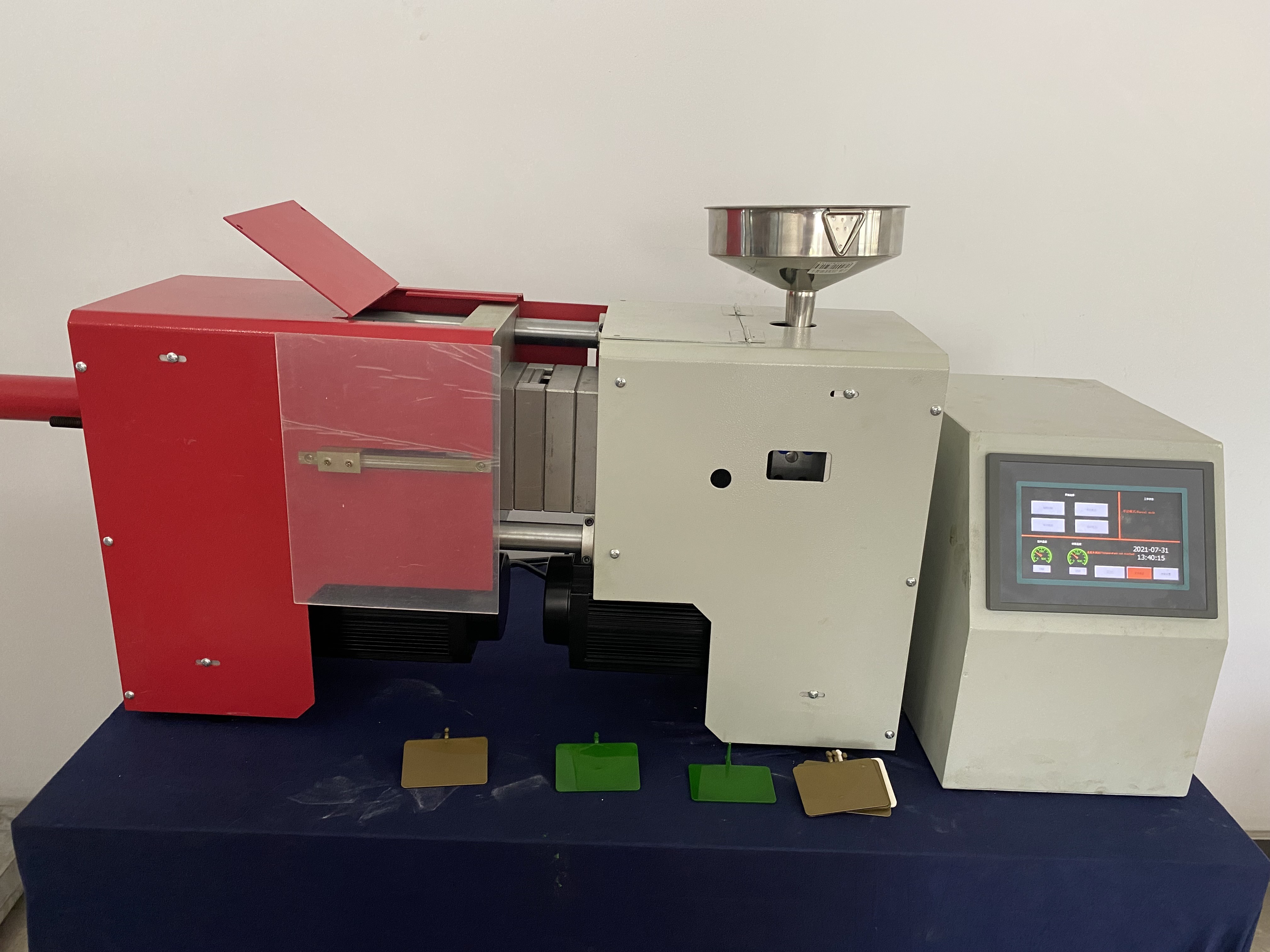 Mini desktop plastic injection molding machine for 20g plastic material product