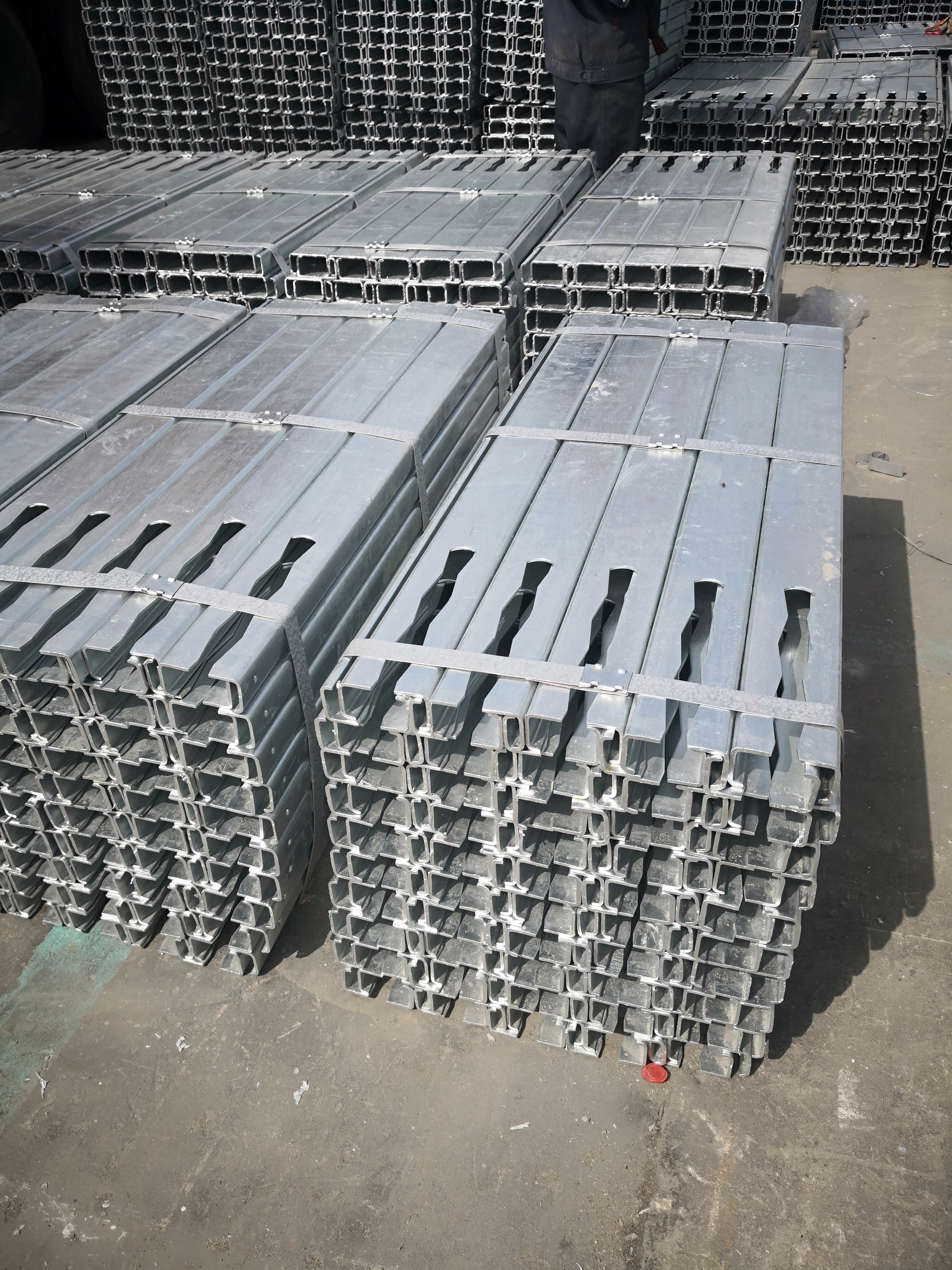 Customized C Post Road Safety W Beam Steel Galvanized Highway Guardrail for Long-term