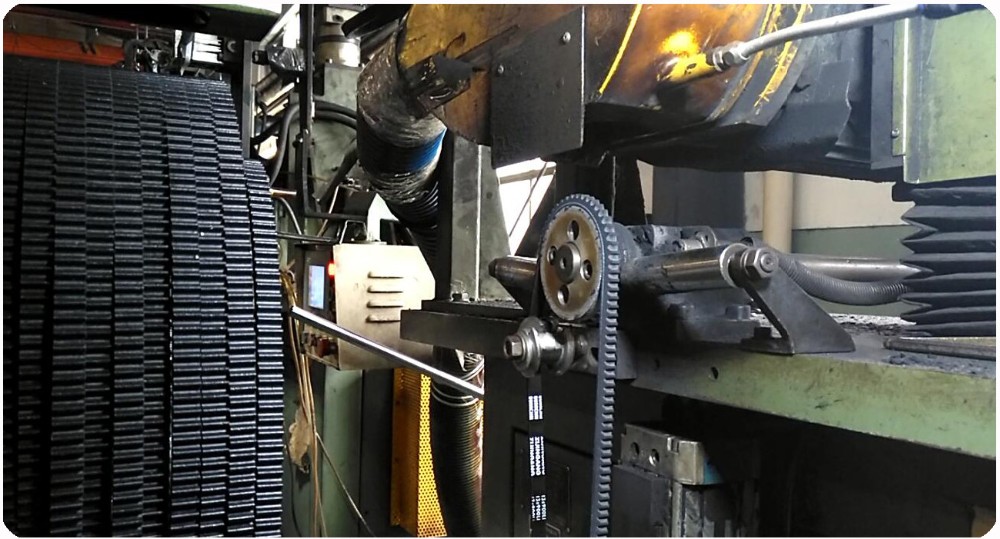 Temperature Range -50C to 120C Auto Fan Rubber Raw Edge Cogged Belt ISO1813 Static Conductive