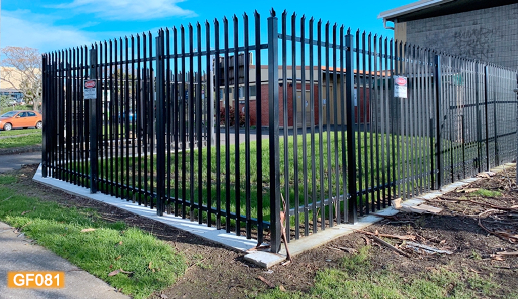 Industrial 2.4m Height Tubular Steel Fence Powder Coated Security Angle Rails 40*40mm