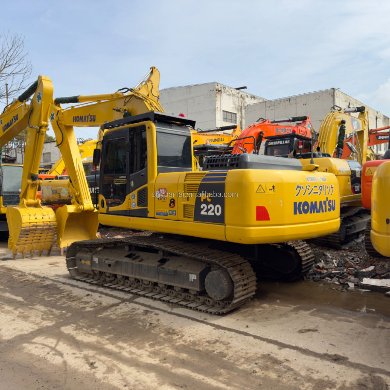 Excavating 22 tons of durable hydraulic track type PC Komatsu 220 second-hand excavator at a low price and selling well