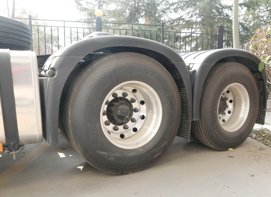 Trailer Head Truck White Color 6*4 Shacman H6000 Cummins 490hp Engine 10 Tires Leaf Spring
