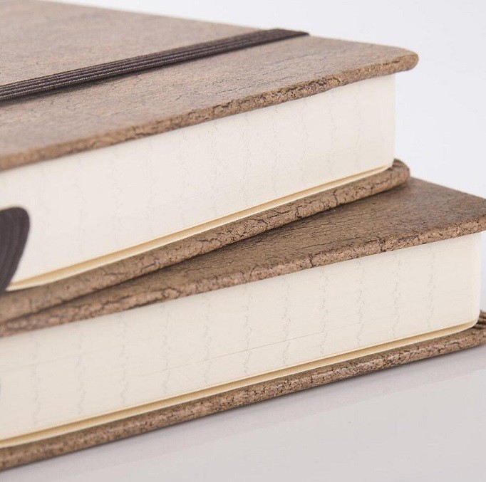 Amazon Hot Sell A5 Size 8''x5'' Eco-Friendly Natural Cork Notebook with Pen Loop & Page Dividers Gifts