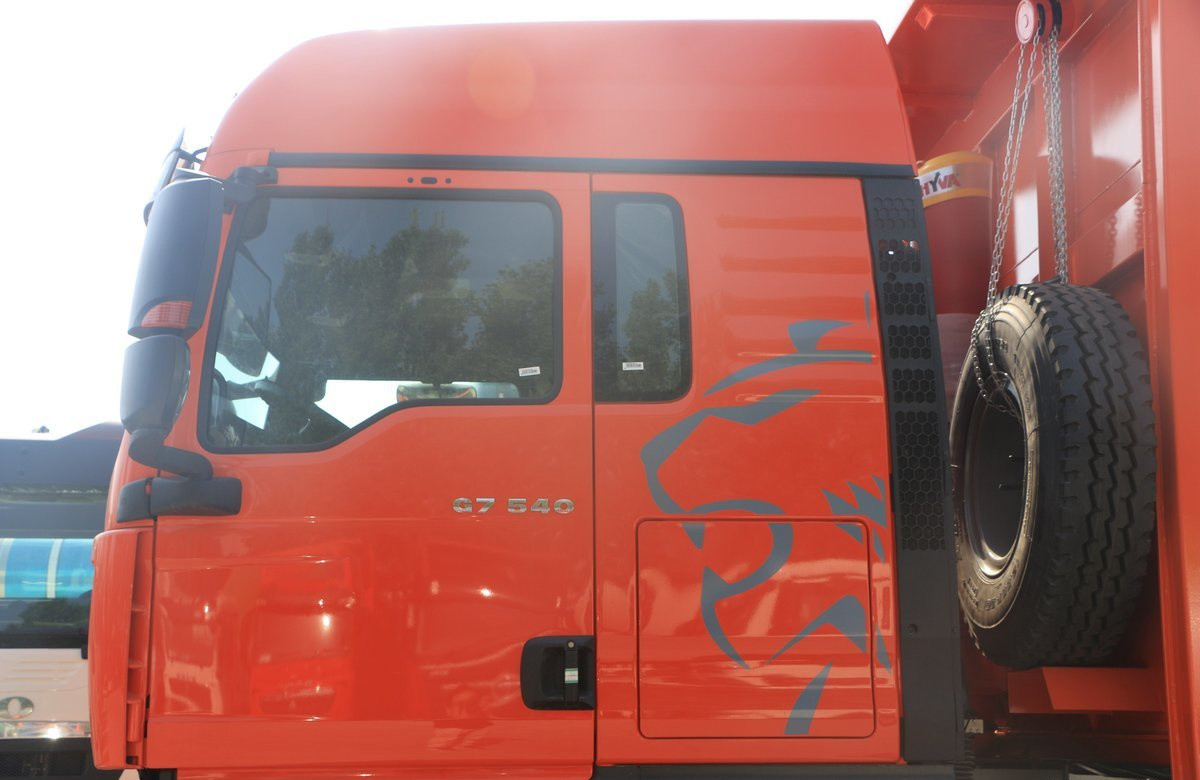 Sinotruk Uk Used Tipper Trucks 8×4 Sitrak G7H Heavy Duty 12.5L Displacement Single Sleeper