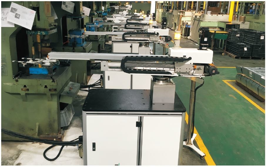 Mechanical Stamping Robot 0 . 4 - 0 . 6Mpa Pressure AC220 Voltage 50 / 60Hz