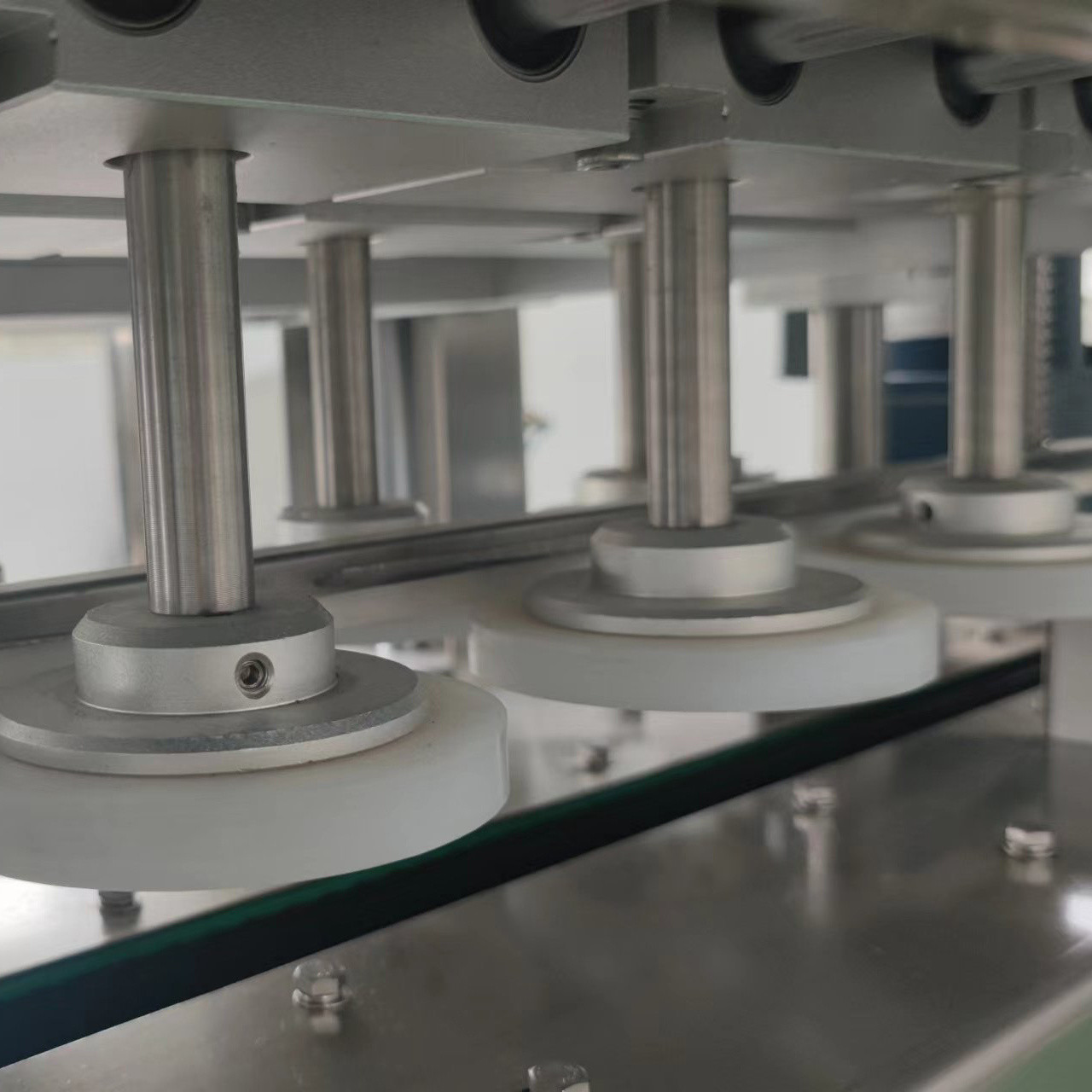 High Speed Automatic Shampoo Capper Pump Cap Capping Machine For Plastic Bottle