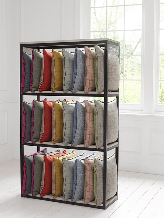 Retail Store Metal Display Stands Metal Pillow Display Rack With Casters