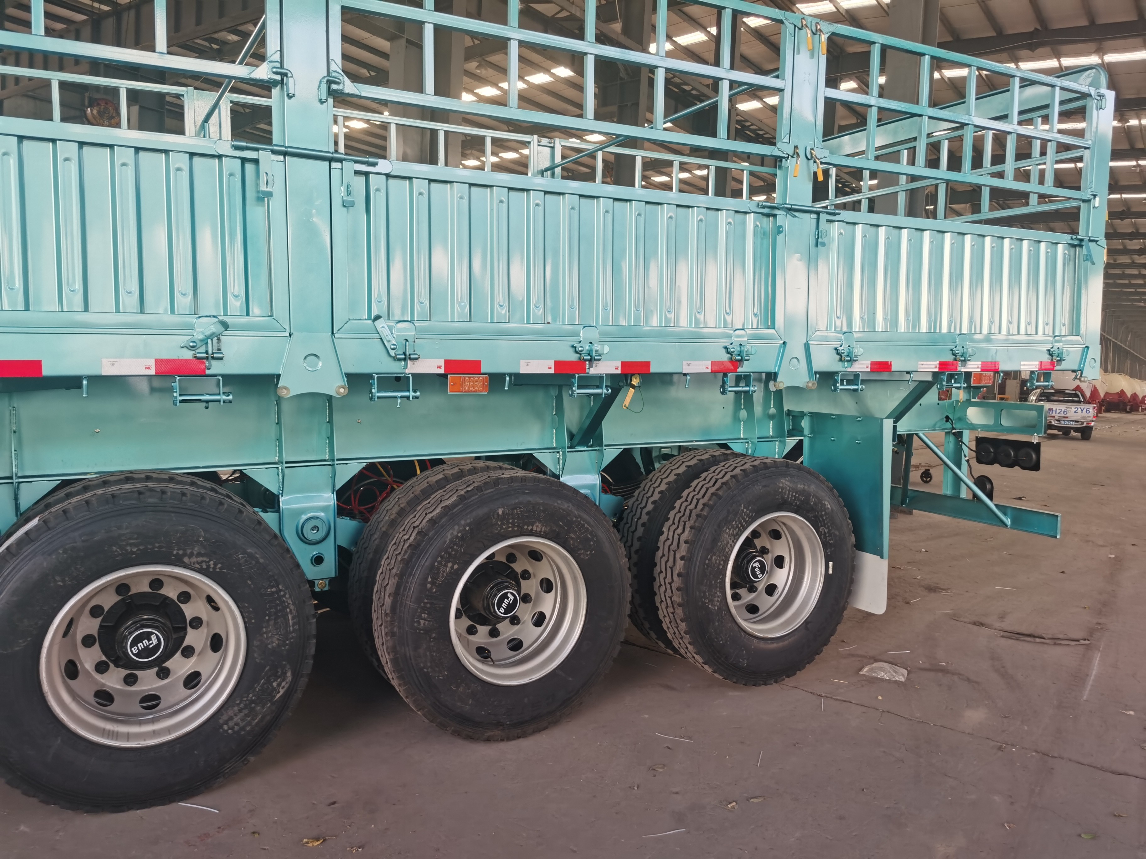 Triple Axle 40T 60T Tons Stake Cargo Trailer Fence Bulk Cargo Trailer Transporter Semi Trailer