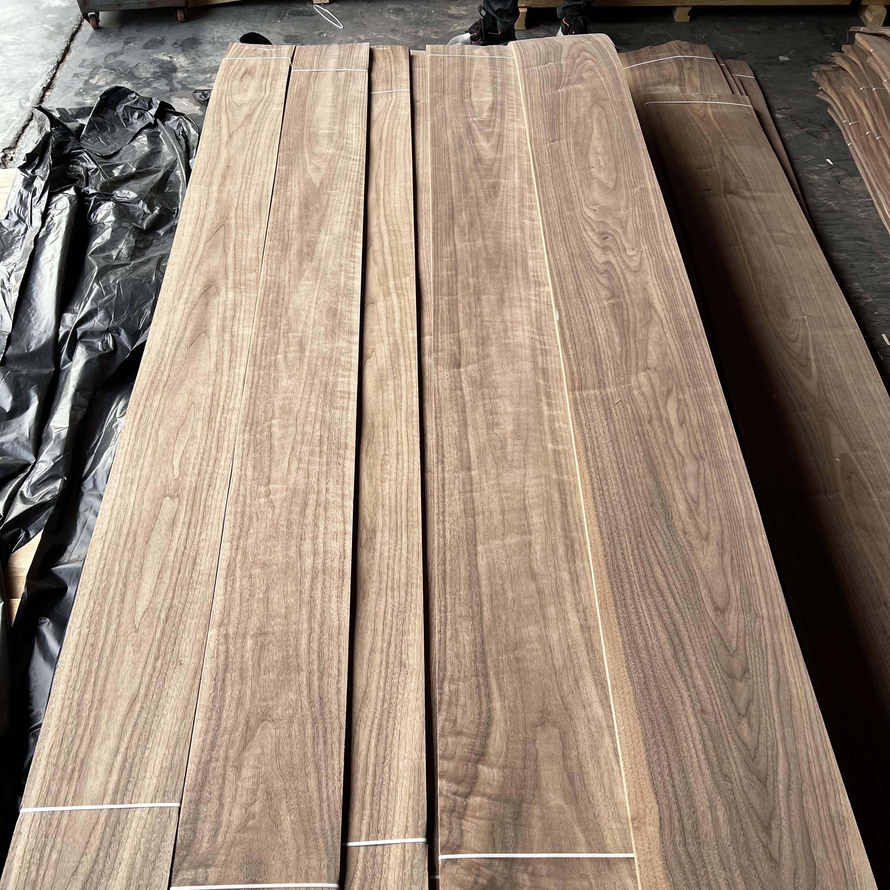 Factory Price Natural Black Walnut Veneer 0.5mm 1mm American Walnut Veneer Natural Sliced Wood Veneer