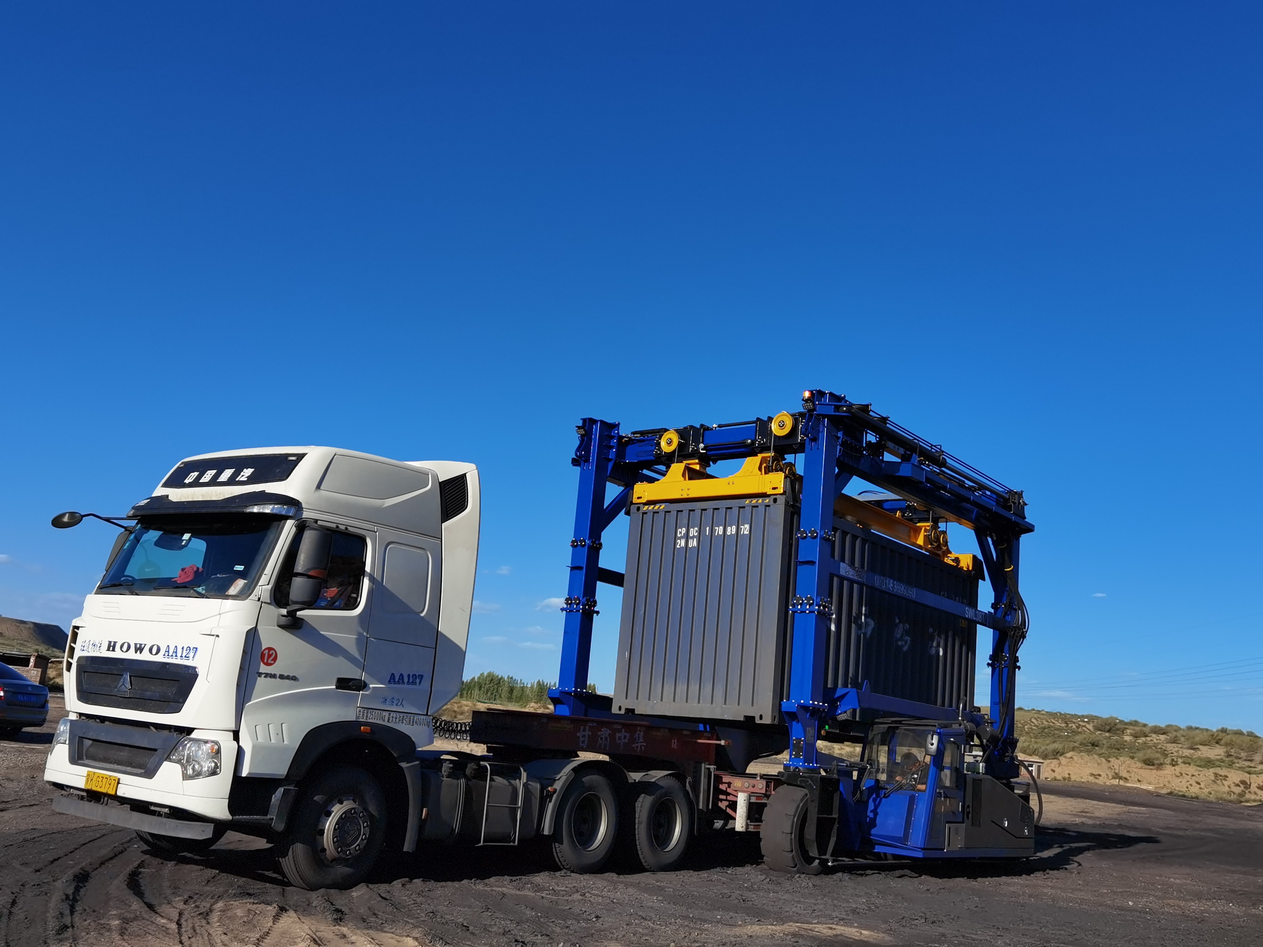 2 Stacks Container Straddle Carrier Truck 35 Ton With 20' 40' Automatic Spreader